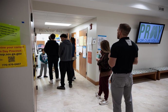 Archivo - Votantes en el estado estadounidense de Georgia
