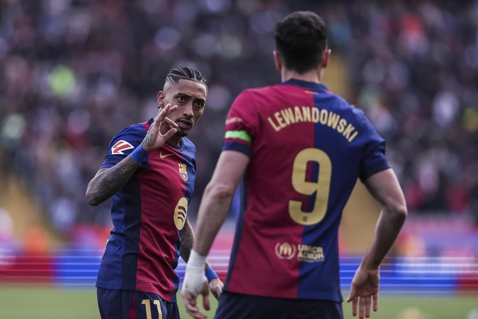 Archivo - Robert Lewandowski y Raphinha celebran un gol con el FC Barcelona