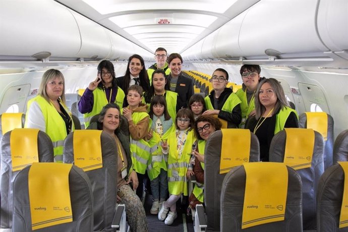 Els nens i la tripulació en un avió de Vueling