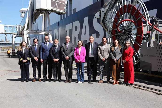 Autoridades durante el acto de inauguración de la OPS para ferris del Puerto de Barcelona ante el sistema de gestión de cableado