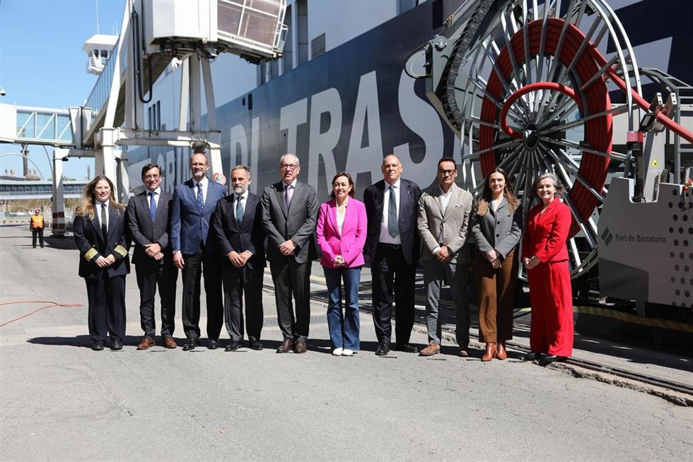 Autoridades durante el acto de inauguración de la OPS para ferris del Puerto de Barcelona ante el sistema de gestión de cableado