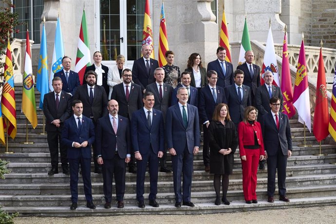 Archivo - Foto de familia de la XXVII Conferencia de Presidentes, en el Palacio de la Magdalena, a 13 de diciembre de 2024, en Santander, Cantabria (España). 