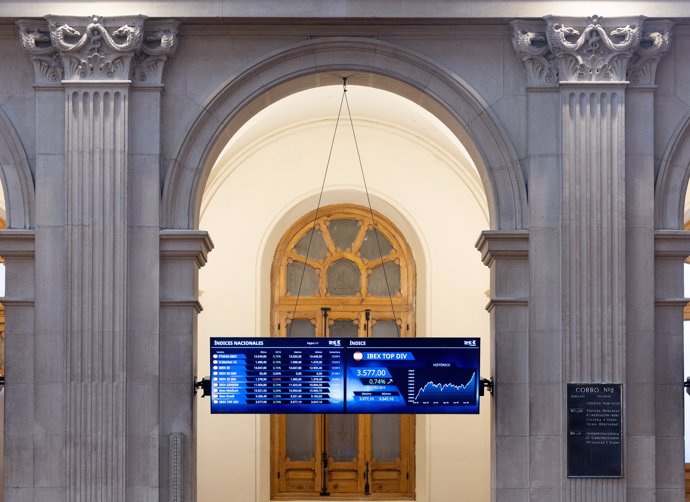 Paneles en el interior del Palacio de la Bolsa, a 24 de febrero de 2025, en Madrid (España). El Ibex 35 ha iniciado la sesión de hoy con una subida del 0,22%, lo que ha llevado al selectivo madrileño a situarse en los 12.980.