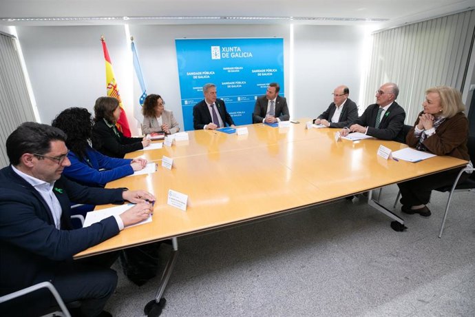 El conselleiro de Sanidade, Antonio Gómez Caamaño, y el presidente de la Asociación Española contra el Cáncer en Galicia, Germán Rodríguez-Saa, firman un acuerdo.