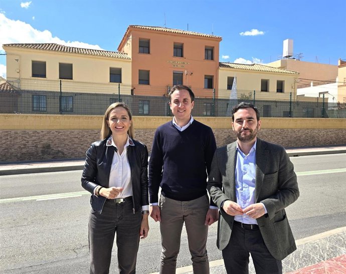 Maribel Sánchez Torregrosa, Alfonso García y Carlos Sánchez, frente al cuartel de la Guardia Civil de Vera (Almería).