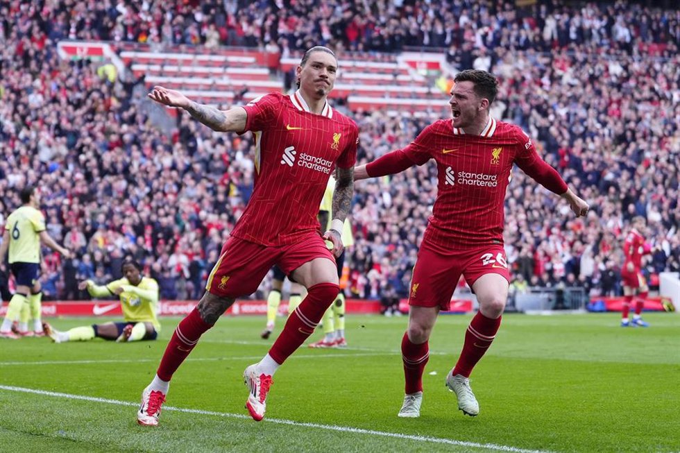 Darwin Núñez y Andrew Robertson en un Liverpool-Southampton en Anfield