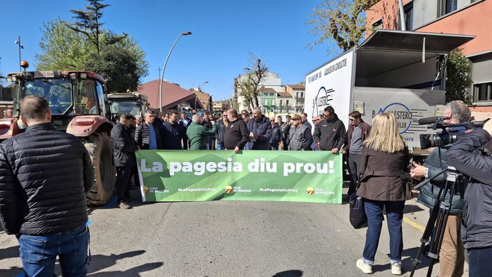 Unos 100 tractores protestan en Lleida por una ayuda para el campesinado tras la sequía