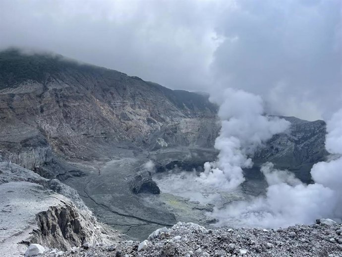 Investigadores de la UA participan en un proyecto para "comprender mejor" mecanismos del volcán Poás en Costa Rica.
