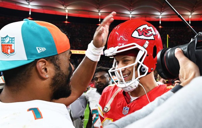 Archivo - FILED - 05 de novembro de 2023, Hesse, Frankfurt/Main: O quarterback do Kansas City Chiefs, Patrick Mahomes (à direita), e o quarterback do Dolphins, Tua Tagovailoa, reagem após a partida de futebol americano da Liga Nacional de Futebol American
