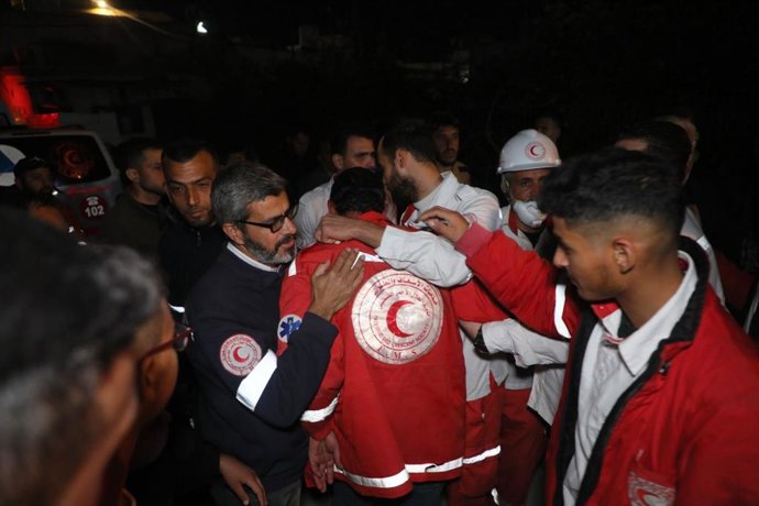 Personal de la Media Luna Roja Palestina tras el hallazgo de varios trabajadores de la organización muertos tras un ataque israelí en el sur de la Franja de Gaza