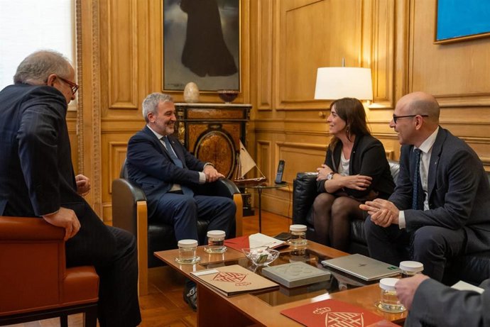 El alcalde de Barcelona, Jaume Collboni, y la Consellera de Investigación y Universidades de la Generalitat, Núria Montserrat, en un encuentro este lunes en el consistorio