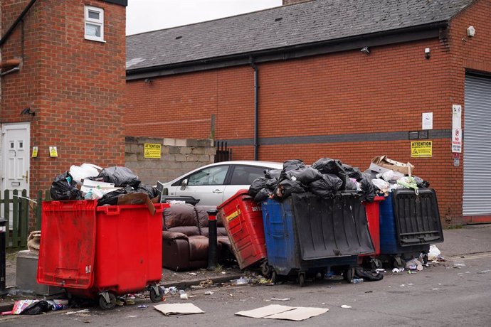 17 March 2025, United Kingdom, Birmingham: Uncollected refuse bags in the Sparkhill area of Birmingham, amid an ongoing refuse workers' strike in the city. Nearly 400 council bin workers in Birmingham began indefinite strike action as part of a row over j