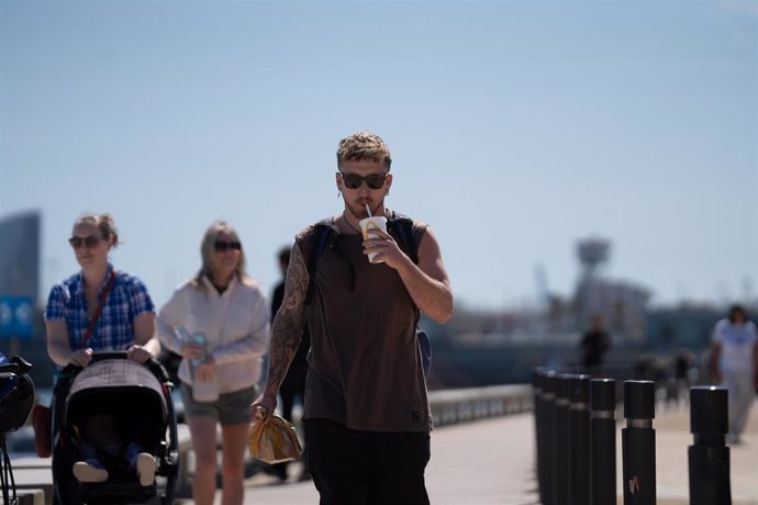 Archivo - Un hombre en el paseo marítimo de la playa del Bogatell, a 15 de abril de 2024, en Barcelona, Catalunya (España).