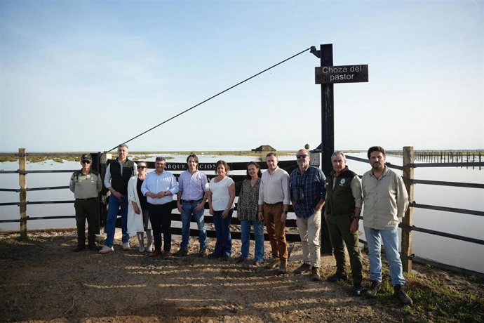 La consejera de Sostenibilidad y el resto de autoridades en su visita a Doñana
