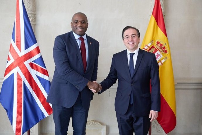 O Ministro de Relações Exteriores, União Europeia e Cooperação, José Manuel Albares, reúne-se com seu colega do Reino Unido, David Lammy, em Madri.
