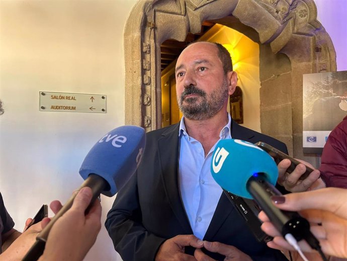 Archivo - El director de la Axencia de Turismo de Galicia, Xosé Merelles, en sus declaraciones para los medios de comunicación.