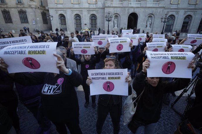 Decenas de personas durante una concentración en la Plaza Sant Jaume, a 31 de marzo de 2025, en Barcelona, Catalunya (España). Decenas de personas se han concentrado contra la la impunidad de violencias machistas y la absolución de Alves.