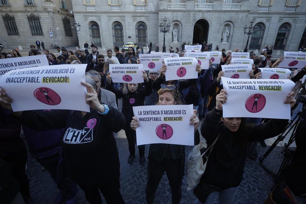 Decenas de personas durante una concentración en la Plaza Sant Jaume, a 31 de marzo de 2025, en Barcelona, Catalunya (España). Decenas de personas se han concentrado contra la la impunidad de violencias machistas y la absolución de Alves.