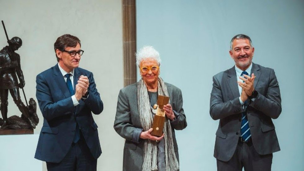 El presidente de la Generalitat de Catalunya, Salvador Illa, y el conseller de Empresa, Miquel Smper entregan el Premi Nacional d'Artesania 2024 a la ceramista Maria ngels Domingo (Madola)