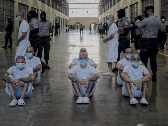 Archivo - Reclusos en la prisión de máxima seguridad Centro de Confinamiento del Terrorismo (CECOT) de El Salvador (archivo)