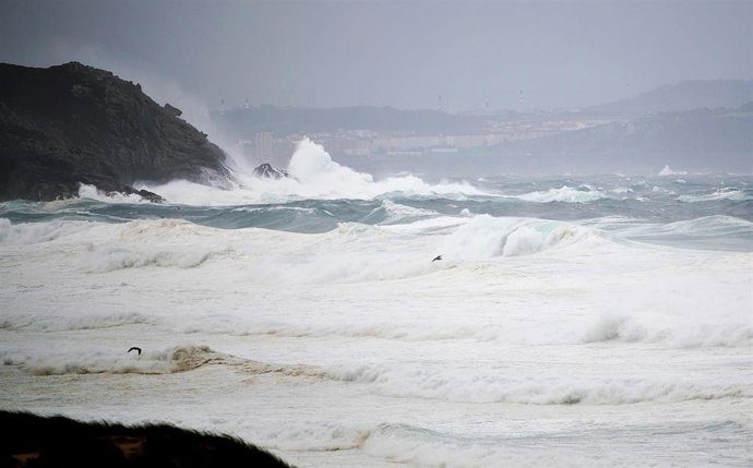 Archivo - Playa de Penencia, a 20 de octubre de 2023, en Ferrol, A Coruña, Galicia (España). La Xunta ha activado para hoy la alerta roja por temporal costero en el litoral Norte y Noroeste de la provincia de A Coruña, incluyendo la ciudad, y en la costa 