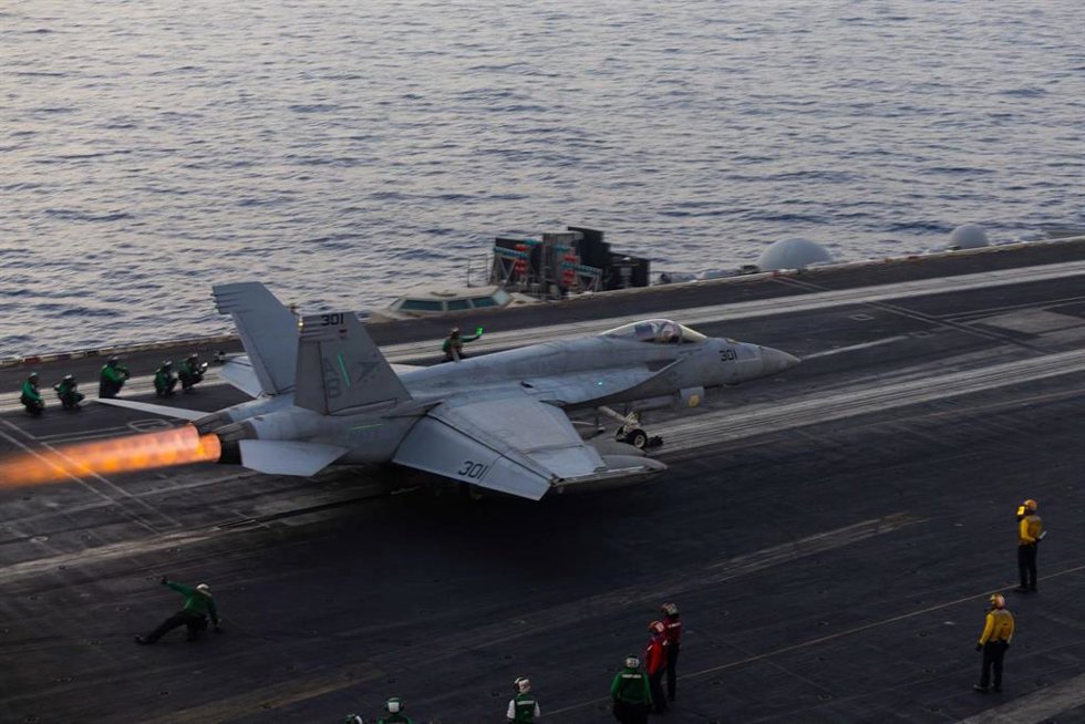 Un avión de combate despegando del portaaeronaves estadounidense 'Harry S. Truman' en las inmediaciones de Yemen
