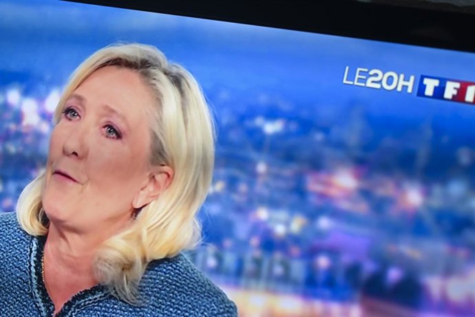 A líder da extrema-direita francesa Marine Le Pen durante uma entrevista na televisão TF1.