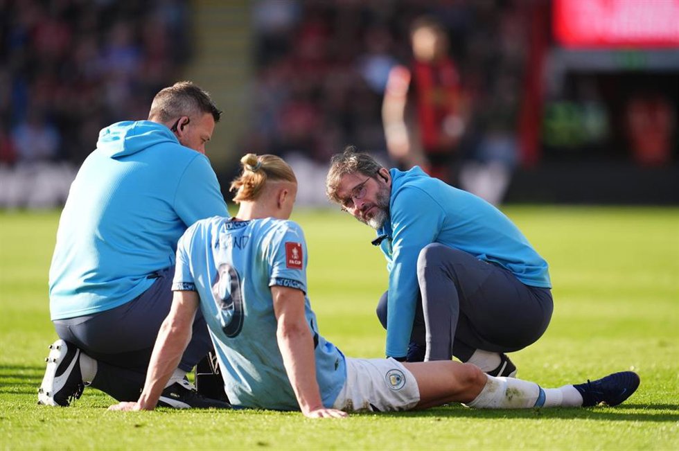 Erling Haaland recibe tratamiento durante el Bournemouth-Manchester City