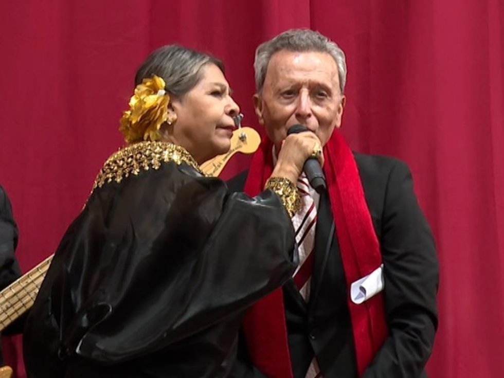 JOSÉ ORTEGA CANO Y GLENDA GABY SE SUBEN AL ESCENARIO EN EL CONCIERTO SOLIDARIO DEL PADRE ÁNGEL