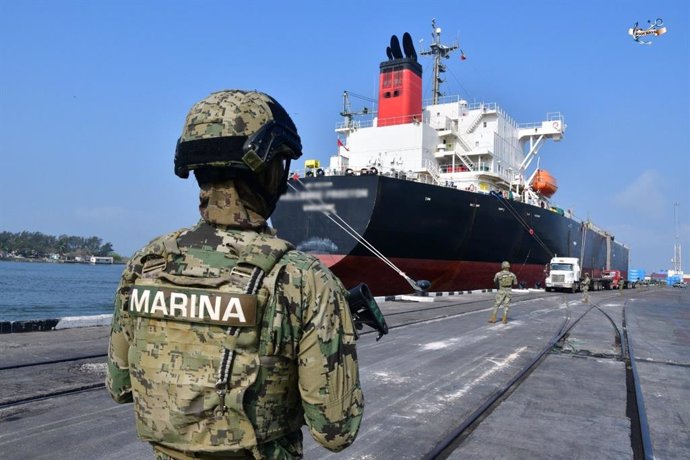 Barco con diésel de contrabando incautado en México