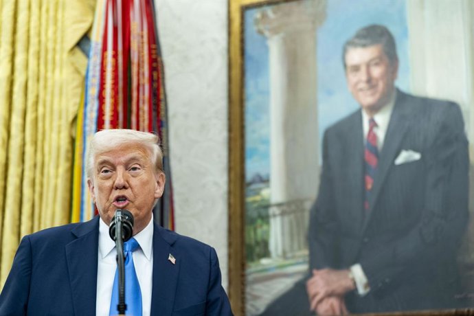 28 de março de 2025, Washington, Distrito de Columbia, EUA: O presidente dos Estados Unidos, DONALD TRUMP, fala antes do juramento de Habba, seu ex-advogado de defesa, como procurador dos EUA em Nova Jersey, no Salão Oval da Casa Branca. Trump respondeu à