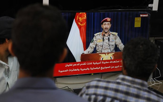 Archivo - Arquivo - Imagem de arquivo de pessoas assistindo ao discurso do porta-voz militar houthi Yahya Sari.