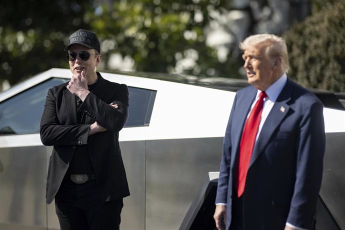 El presidente de EEUU, Donald Trump, recibe el multimillonario Elon Musk y varios de sus vehículos Tesla en la Casa Blanca