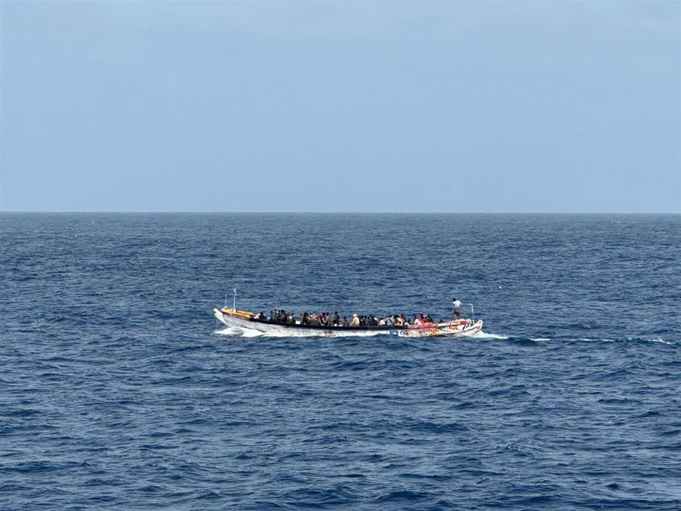 Archivo - Imagen de archivo de una embarcación con migrantes frente a las costas de Senegal.