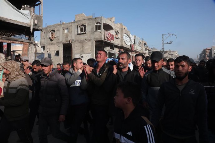 GAZA, 25 de março de 2025 -- Pessoas carregam o corpo do jornalista palestino Hossam Shabat durante seu funeral no campo de refugiados de Jabalia, no norte da Faixa de Gaza, em 24 de março de 2025. O exército israelense matou dois jornalistas palestinos e