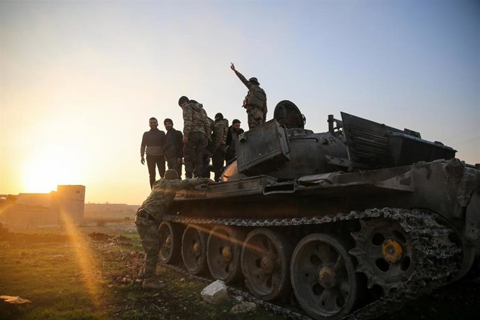 Archivo - Combatientes de la oposición al presidente Bashar al Assad entran en la ciudad siria de Alepo (archivo)