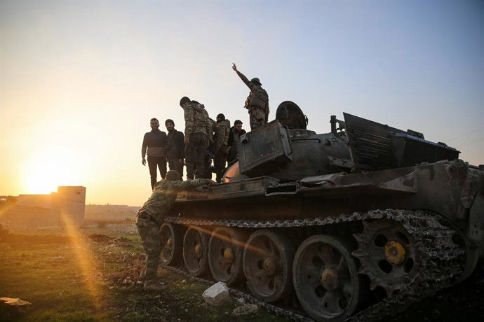 Archivo - 29 de novembro de 2024, Aleppo, província de Aleppo, Síria: Aleppo, Síria. 29 de novembro de 2024. Tanques das forças de oposição sírias entram em Aleppo após a retirada das forças do governo sírio. A ação faz parte de uma ofensiva militar lança