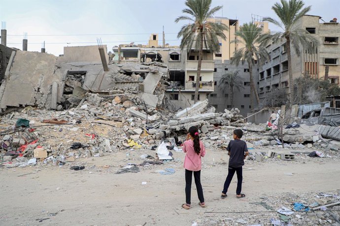Archivo - Arquivo - Crianças em frente a um prédio destruído por um bombardeio do exército israelense na cidade de Khan Younis, no sul de Gaza (arquivo).