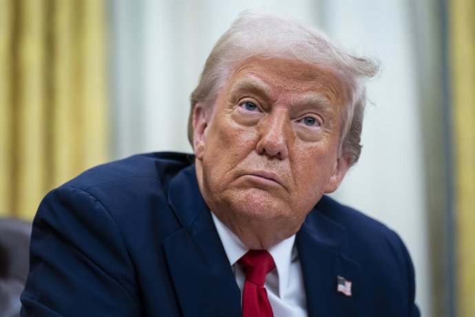 31 de março de 2025, Washington, Distrito de Columbia, EUA: O presidente dos EUA, Donald Trump, durante a assinatura de uma ordem executiva no Salão Oval da Casa Branca em Washington, DC, EUA, na segunda-feira, 31 de março de 2025. A ordem instrui a Comis