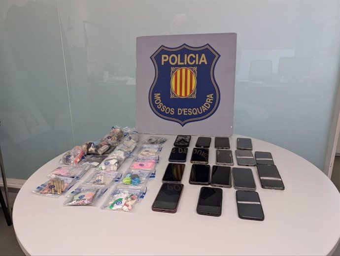 Elementos decomisados por los hurtos y el tráfico de droga en un operativo en un festival de música en Barcelona.