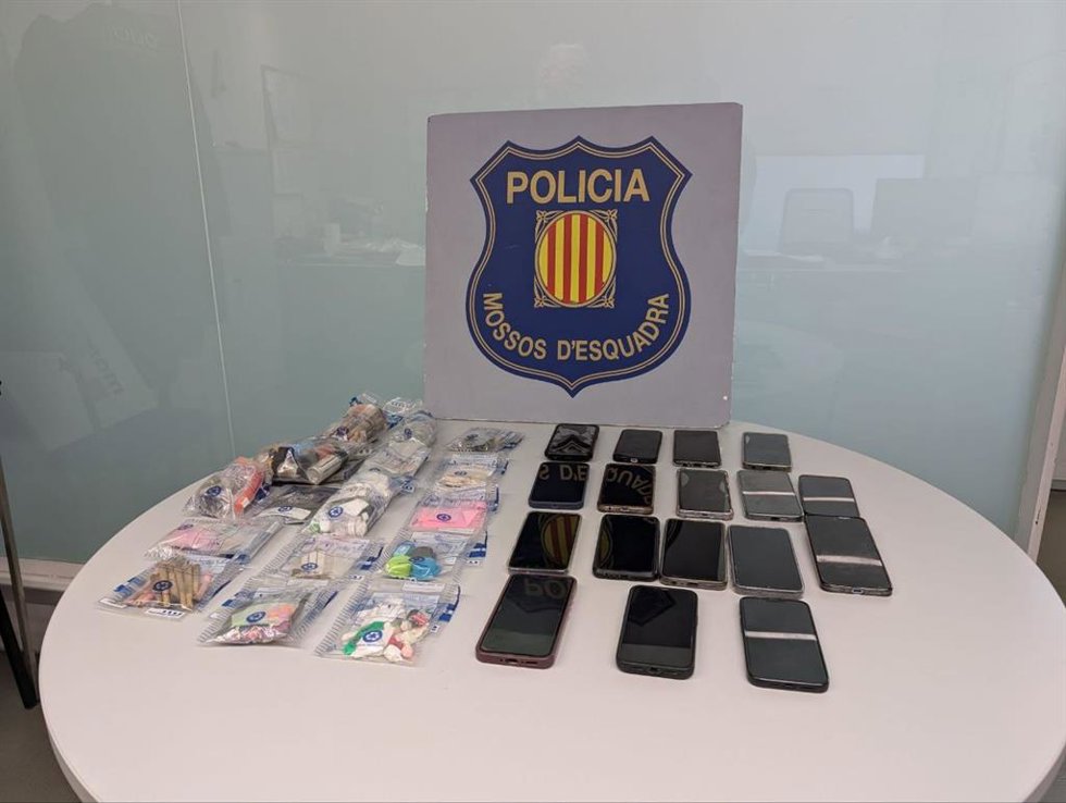 Elementos decomisados por los hurtos y el tráfico de droga en un operativo en un festival de música en Barcelona.