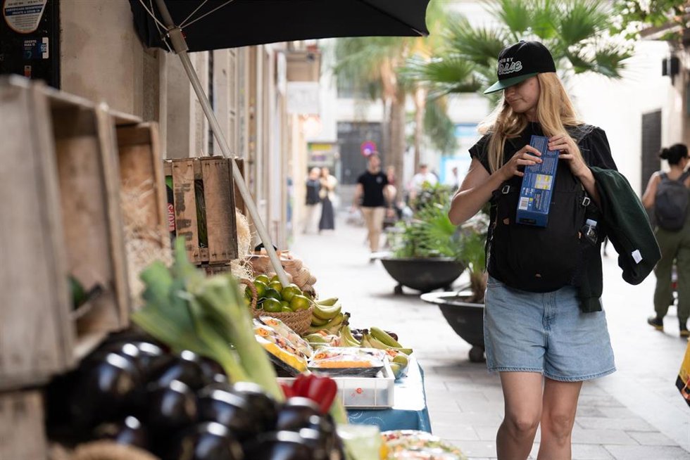 Archivo - Varias frutas expuestas en el exterior de una frutería, a 17 de octubre de 2023, en Barcelona, Catalunya (España). 
