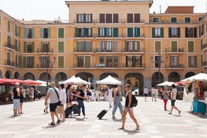 Archivo - Turistas paseando por Palma.