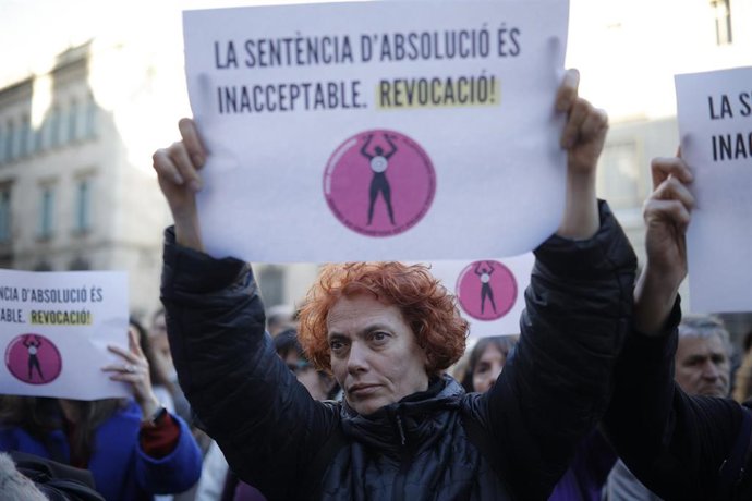 Decenas de personas durante una concentración en la Plaza Sant Jaume, a 31 de marzo de 2025, en Barcelona, Catalunya (España). 