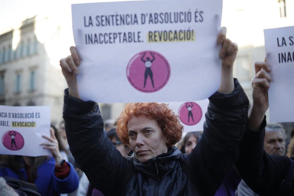 Decenas de personas durante una concentración en la Plaza Sant Jaume, a 31 de marzo de 2025, en Barcelona, Catalunya (España). 