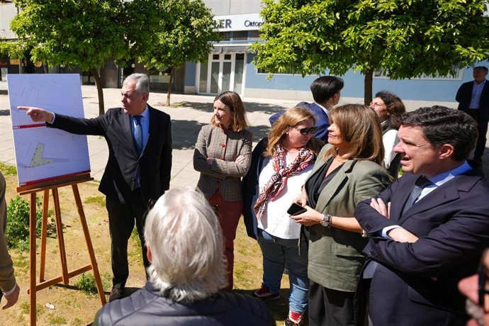 El Ayuntamiento de Sevilla reurbanizará un solar abandonado en la Pirotecnica con espacios infantiles y arbolado.