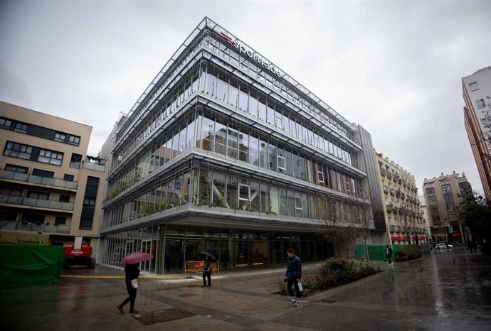 Fachada exterior del centro deportivo municipal de Cuatro Caminos, Sportrade.