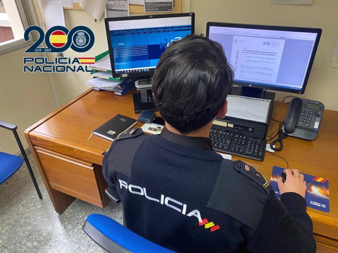 Archivo - Imatge de recurs d'un agent de la Policia Nacional