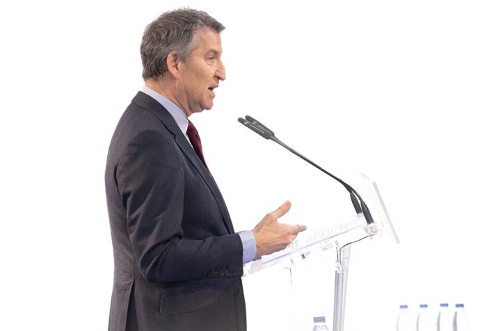 O presidente do PP, Alberto Núñez Feijóo, fala durante um café da manhã do jornal 'La Razón', na sede do La Razón, em 31 de março de 2025, em Madri (Espanha).