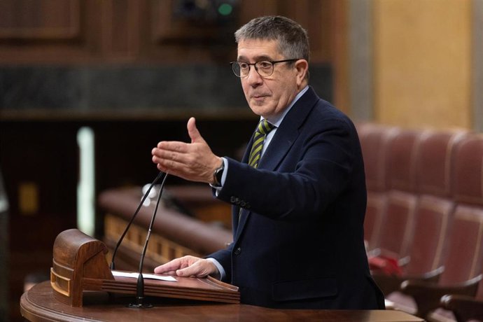 El portavoz del PSOE en el Congreso, Patxi López, interviene durante una sesión plenaria en el Congreso.